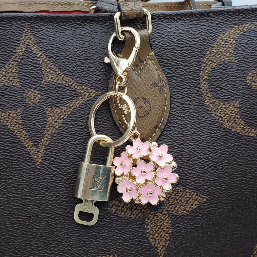LV Gold Padlock 🔑 Authentic Louis Vuitton Charm + Unbranded Flower Keychain - Picture 2 of 11